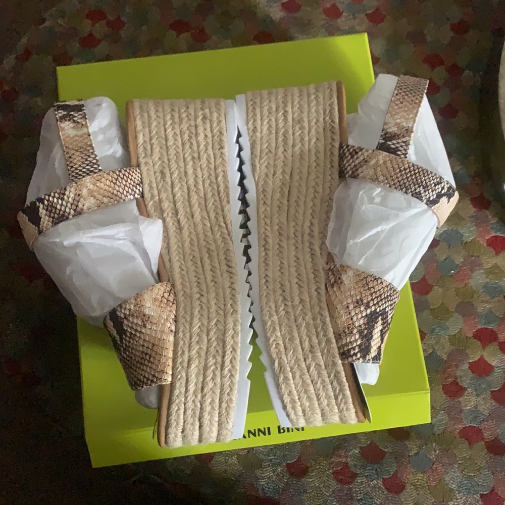 BNWT Gianni Bini Rooniee style snake wedge - Picture 2 of 7